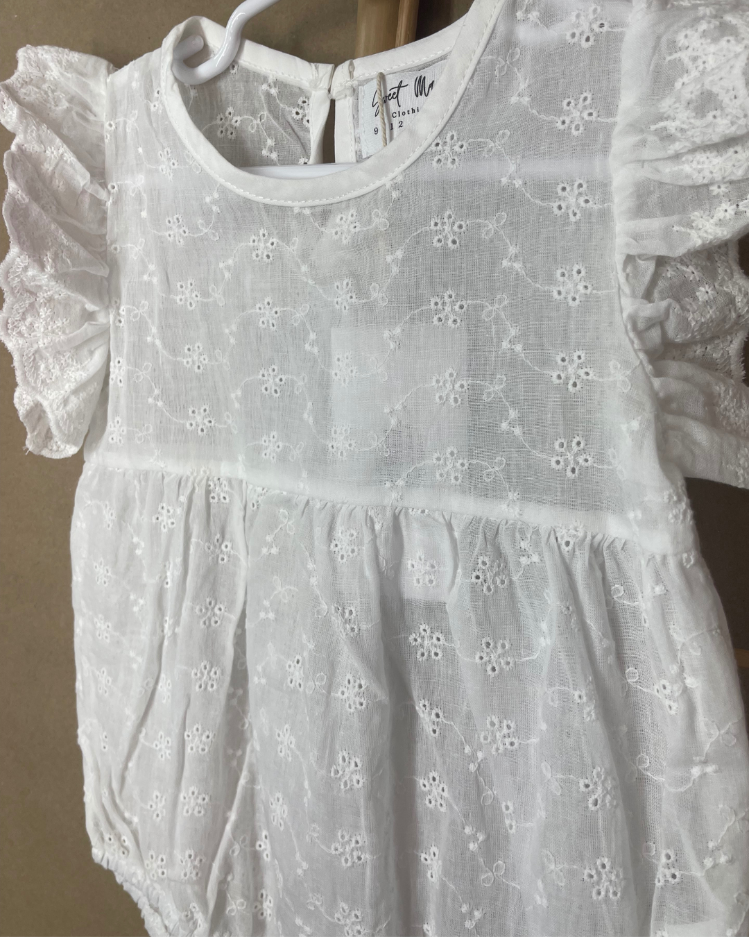 Eyelet Bubble